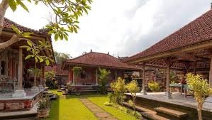 Indonesia, sebagai negara dengan beragam budaya, memiliki banyak rumah adat yang mencerminkan kekayaan tradisi serta identitas setiap daerah.